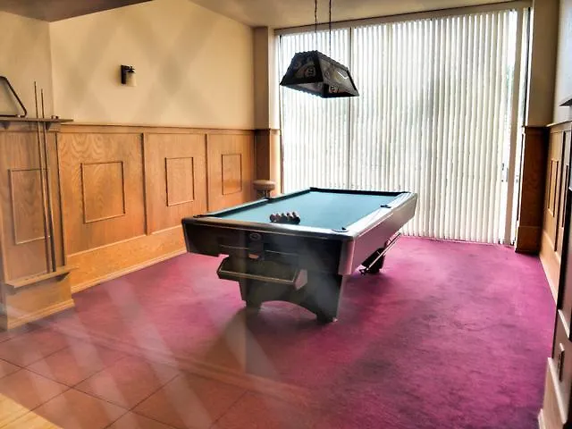 Apartment 440 West 905s *